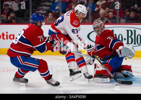 31. JANUAR 2015: Jay Beagle #83 der Washington Capitals verlässt den Montreal Canadiens Torwart Carey Price #31 während eines NHL-Spiels zwischen den Washington Capitals und den Montreal Canadiens im Bell Centre in Montreal, Quebec, Kanada. (Bild: © Philippe Bouchard/Cal Sports Med/Cal Sport Media/ZUMAPRESS.com) Stockfoto