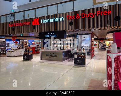 Blick auf das Heinemann Steuer- und Duty-Free-Einkaufsviertel im internationalen Terminal des Sydney Kingsford Smith Airport. Stockfoto