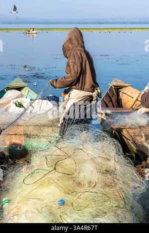 Äthiopien, Fischer bringen ihre Netze am Ufer des Awassa-Sees ein Stockfoto
