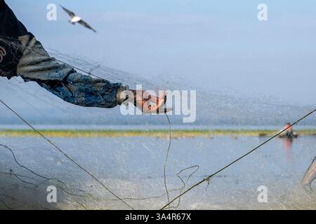 Äthiopien, Arm eines Fischers, der die Netze am Ufer des Awassa-Sees einbringt Stockfoto