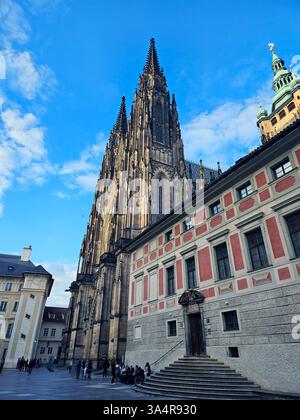 Der Veitsdom in Prag zeigt seine gotische Architektur, die hohen Türme und die komplizierten Details im Prager Burgkomplex. Stockfoto