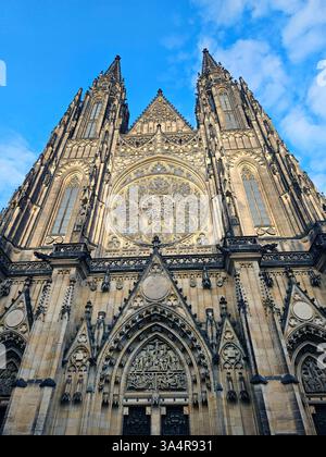 Der Veitsdom in Prag zeigt seine gotische Architektur, die hohen Türme und die komplizierten Details im Prager Burgkomplex. Stockfoto