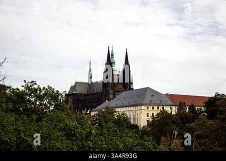 Der Veitsdom in Prag zeigt seine gotische Architektur, die hohen Türme und die komplizierten Details im Prager Burgkomplex. Stockfoto