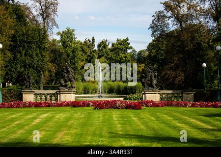 Wunderschöne Gärten neben dem Ballsaal der Prager Burg, mit üppigem Grün, historischem Charme und atemberaubendem Blick auf die Umgebung des Schlosses. Stockfoto
