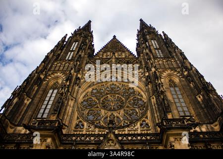Der Veitsdom in Prag zeigt seine gotische Architektur, die hohen Türme und die komplizierten Details im Prager Burgkomplex. Stockfoto