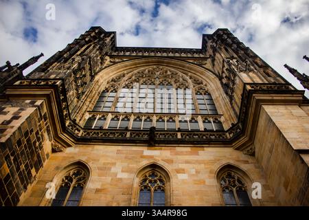 Der Veitsdom in Prag zeigt seine gotische Architektur, die hohen Türme und die komplizierten Details im Prager Burgkomplex. Stockfoto