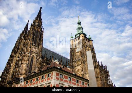 Der Veitsdom in Prag zeigt seine gotische Architektur, die hohen Türme und die komplizierten Details im Prager Burgkomplex. Stockfoto