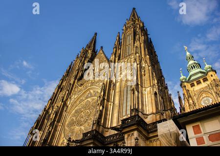 Der Veitsdom in Prag zeigt seine gotische Architektur, die hohen Türme und die komplizierten Details im Prager Burgkomplex. Stockfoto