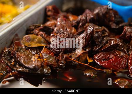 Eingelegte rote Chilis auf dem Atlixco-Lebensmittelmarkt in Mexiko. Stockfoto