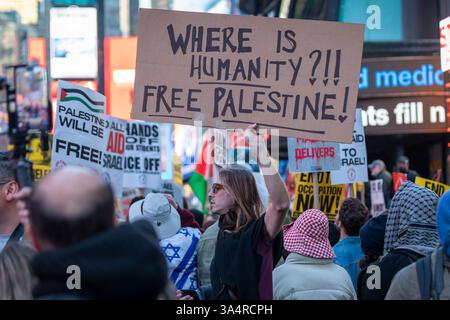 18. März 2025, New York City, New York, Vereinigte Staaten: Ein pro-palästinensischer Demonstrant hält ein Schild mit der Aufschrift: „Wo ist die Menschheit. Palästina während eines marsches durch Manhattan befreien, während Tausende an einem pro-palästinensischen Protest teilnehmen? Israels erneute Luftangriffe über den Gazastreifen, bei denen über 400 Menschen getötet wurden. Die Angriffe brachen einen vorübergehenden Waffenstillstand mit der Hamas, was die Angst vor einer Rückkehr zu einem vollständigen Konflikt verschärfte. (Kreditbild: © Michael Nigro/Pacific Press via ZUMA Press Wire) NUR REDAKTIONELLE VERWENDUNG! Nicht für kommerzielle ZWECKE! Stockfoto