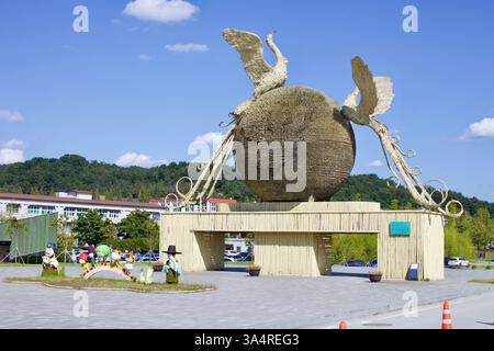 Damyang County, Südkorea - 24. September 2020: Eine beeindruckende Bambusskulptur mit phoenixes auf einer Kugel steht außerhalb des Damyang General Gym Stockfoto