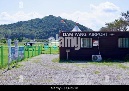 Damyang County, Südkorea - 23. September 2020: Eine kleine Luftfahrtanlage, Damyang Airport, mit einem leichten Flugzeug, das in der Nähe des Eingangs abgestellt wird. Das rura Stockfoto