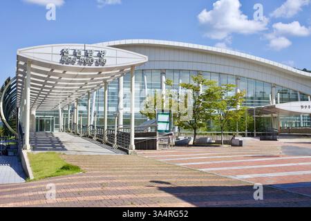 Damyang County, Südkorea - 24. September 2020: Das Äußere des Damyang General Gymnasiums, eine moderne Sportanlage mit einem schlanken geschwungenen Dach und Stockfoto