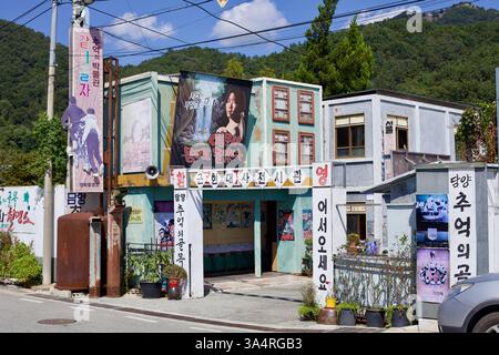 Damyang County, Südkorea - 24. September 2020: Eine nostalgische Outdoor-Ausstellung im Damyang Memory Park stellt ein koreanisches Vintage-Kino mit Retro-Post nach Stockfoto
