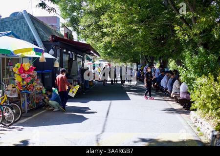 Damyang County, Südkorea - 24. September 2020: Besucher schlendern durch die Damyang Noodle Street, wo Open-Air-Restaurants traditionelle koreanische Küche servieren Stockfoto