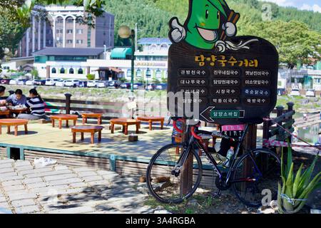 Damyang County, Südkorea - 24. September 2020: Eine traditionelle Holzplattform mit niedrigen Tischen bietet Sitzgelegenheiten im Freien entlang der Damyang Noodle Street, Stockfoto