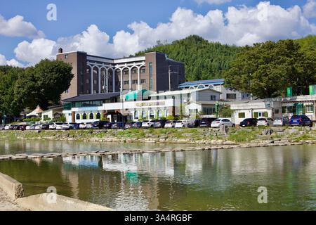 Damyang County, Südkorea - 24. September 2020: Familien überqueren Treppensteine am Yeongsan River in der Nähe der Damyang Noodle Street, einer bekannten Gegend Stockfoto