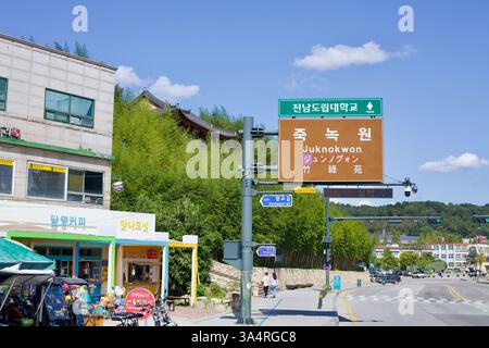 Damyang County, Südkorea - 24. September 2020: Ein Straßenschild, das Besucher zum Juknokwon Bamboo Forest, einer beliebten Öko-Tourismus-Stätte in Damyang, führt. Stockfoto