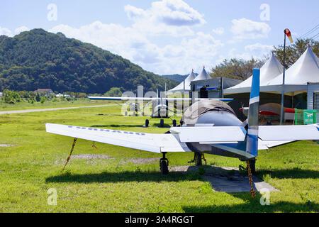 Damyang County, Südkorea - 23. September 2020: Eine Reihe von leichten Flugzeugen parkte auf dem Gras des Flughafens Damyang, einer kleinen Luftfahrtanlage, umgeben Stockfoto