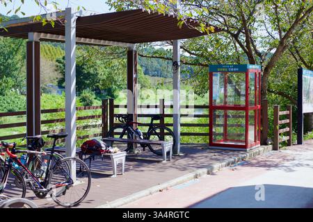 Damyang County, Südkorea - 23. September 2020: Neben dem Damyang Dam Certification Center befindet sich eine schattige Raststätte mit geparkten Rennrädern Stockfoto