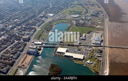 Blick aus der Vogelperspektive auf den Marine Lake und den Freizeitpark Ocean Plaza in Southport, Lancashire Stockfoto