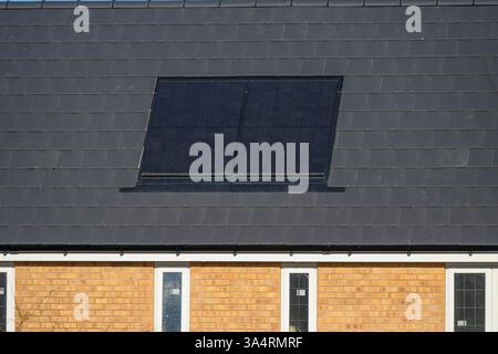 Sonnenkollektoren in einem neuen Haus Stockfoto