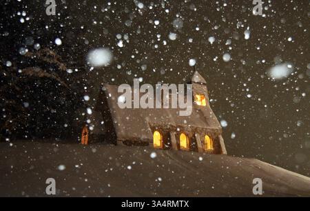 Starker Schneefall in der South Korea Silver Bell Kirche, bedeckt mit Schnee in Pyeongchang-Gun, in Gangwon-Do, Südkorea am 18. März 2025. In Südkorea gab es in letzter Zeit erhebliche Schneefälle, die in verschiedenen Regionen zu erheblichen Störungen führten. PyeongChang Korea, Republik Copyright: XMatrixxImagesx/xKwakxKyung-Keunx Stockfoto