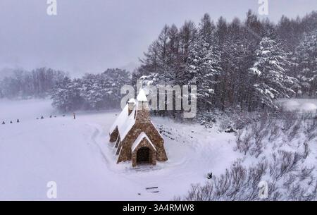 Starker Schneefall in der South Korea Silver Bell Kirche, bedeckt mit Schnee in Pyeongchang-Gun, in Gangwon-Do, Südkorea am 18. März 2025. In Südkorea gab es in letzter Zeit erhebliche Schneefälle, die in verschiedenen Regionen zu erheblichen Störungen führten. PyeongChang Korea, Republik Copyright: XMatrixxImagesx/xKwakxKyung-Keunx Stockfoto