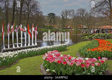 Tulpenblüte, Blumenbeet Tulpen, Narzissen, See, Wilhelmina Pavillon, Frühling, Frühlingsblumenbeet, Besucher, Keukenhof, Lisse, Niederlande Stockfoto