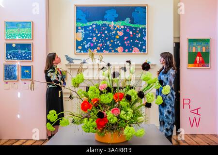 London, Großbritannien. März 2025. Arbeit, einschließlich Flower Field, 2024, von Tom Hammick am Raw Stand - Eine Vorschau auf die 40-jährige Jubiläumsausgabe der London Original Print Fair im Somerset House. Die Ausstellung findet vom 20. Bis 23. März statt und zeigt sechs Jahrhunderte Druckerei, mit Werken der größten Künstler der Welt sowie den neuesten Werken aufstrebender Talente. Guy Bell/Alamy Live News Stockfoto