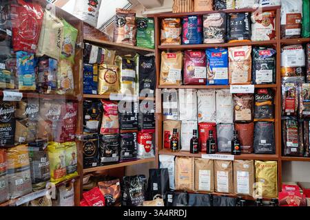 Eine große Auswahl an Kaffee auf einem Regal mit verschiedenen Kaffeeprodukten verschiedener Marken in einem Café. Minsk, Weißrussland - 15. März 2025 Stockfoto