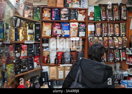 Eine große Auswahl an Kaffee auf einem Regal mit verschiedenen Kaffeeprodukten verschiedener Marken in einem Café. Minsk, Weißrussland - 15. März 2025 Stockfoto
