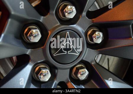 Toronto, ON, Kanada - 15. März 2025: Ein Dodge-Emblem mit einem stilisierten Dreizack-Design wird in der Mitte einer schwarzen Leichtmetallfelge mit Chromlasche ausgestellt Stockfoto