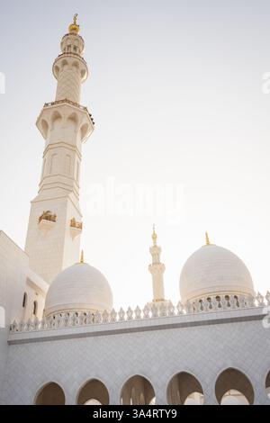 Abu Dhabi, VAE - 9. März 2025 : architektonische Details der erhabenen Abu Dhabi Moschee - Vereinigte Arabische Emirate - Reise - 29 Stockfoto