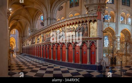 Paris, Frankreich - 03 18 2025: Notre Dame de Paris. Sehen Sie Details zur Südwand des Chorgeheges in der Kathedrale Stockfoto