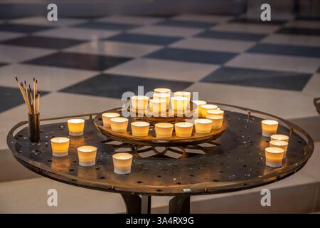 Paris, Frankreich - 03 18 2025: Notre Dame de Paris. Sehen Sie Kerzen, die am Rand des Altars in der Kathedrale beleuchtet werden Stockfoto