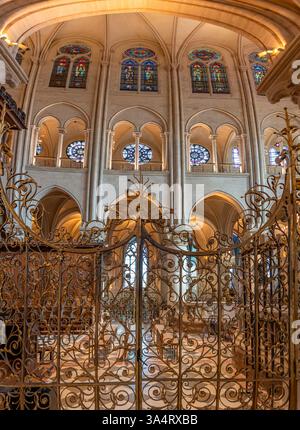 Paris, Frankreich - 03 18 2025: Notre Dame de Paris. Sehen Sie Details des goldenen Tors des Querschiffs in der Kathedrale Stockfoto