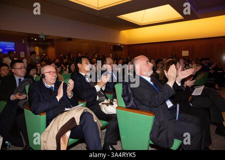 MAILAND, 19. März 2025 -- die Gäste nehmen an einer Roadshow der dritten China International Supply Chain Expo (CISCE) am 18. März 2025 in Mailand Teil. Am Dienstag fand in Mailand, Italien, eine Roadshow des CISCE statt, bei der die bilaterale Zusammenarbeit hervorgehoben und Kooperationsabkommen unterzeichnet wurden. (Xinhua/Li Jing) Stockfoto
