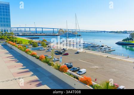 San Diego, Kalifornien - 14. Januar 2025: Malerischer Blick auf den Yachthafen in San Diego, Kalifornien, mit Yachten und der Uferpromenade, aufgenommen von einem elev Stockfoto