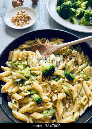 Hausgemachte Pasta mit Brokkoli und Walnusscreme. Gesunde und vegetarische Lebensmittel. Direkt darüber. Stockfoto
