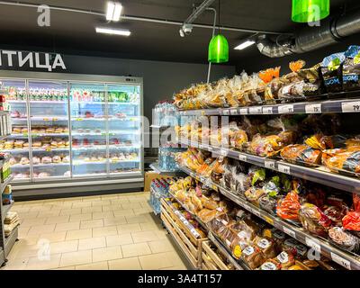 Kaliningrad, Russland 19.09.24 - Inneres des russischen Lebensmittelgeschäfts Pyaterochka Stockfoto