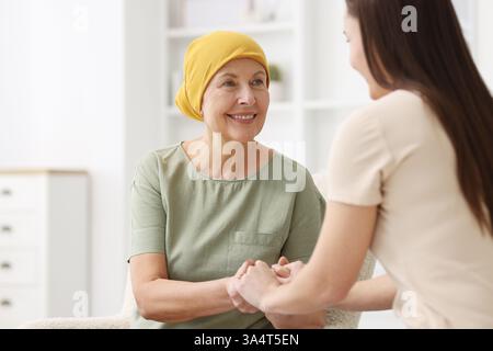 Frau mit Krebs und ihre Tochter zu Hause Stockfoto