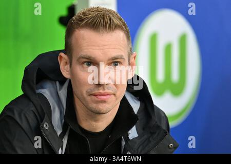 Wolfsburg, Deutschland. März 2025. Fußball, Frauen: Champions League, VfL Wolfsburg - FC Barcelona, K.-o.-Runde, Viertelfinale, erstes Leg, Volkswagen Arena. Wolfsburger Trainer Tommy Stroot ist vor dem Spiel im Stadion. Quelle: Swen Pförtner/dpa/Alamy Live News Stockfoto