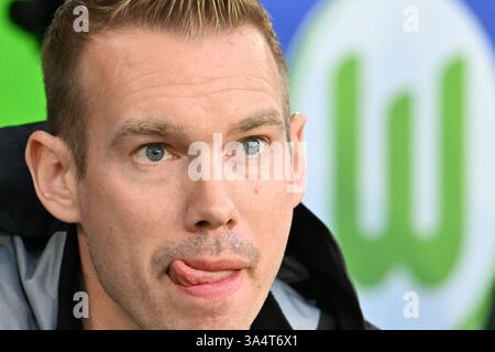 Wolfsburg, Deutschland. März 2025. Fußball, Frauen: Champions League, VfL Wolfsburg - FC Barcelona, K.-o.-Runde, Viertelfinale, erstes Leg, Volkswagen Arena. Wolfsburger Trainer Tommy Stroot reagiert vor dem Spiel im Stadion. Quelle: Swen Pförtner/dpa/Alamy Live News Stockfoto