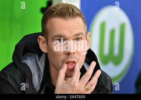 Wolfsburg, Deutschland. März 2025. Fußball, Frauen: Champions League, VfL Wolfsburg - FC Barcelona, K.-o.-Runde, Viertelfinale, erstes Leg, Volkswagen Arena. Wolfsburger Trainer Tommy Stroot reagiert vor dem Spiel im Stadion. Quelle: Swen Pförtner/dpa/Alamy Live News Stockfoto