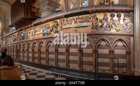 Paris, Frankreich - 03 18 2025: Notre Dame de Paris. Panoramablick auf die Nordwand des Chorgeheges in der Kathedrale Stockfoto
