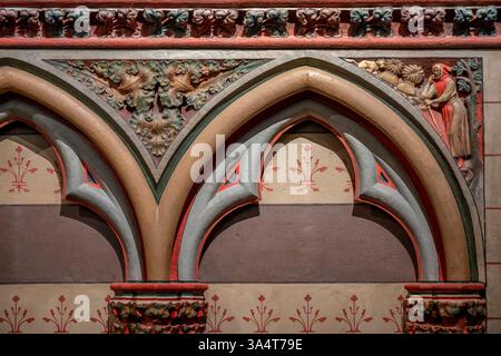 Paris, Frankreich - 03 18 2025: Notre Dame de Paris. Sehen Sie Details zur Nordwand des Chorgeheges in der Kathedrale Stockfoto