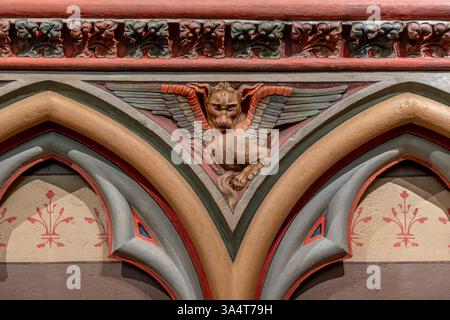 Paris, Frankreich - 03 18 2025: Notre Dame de Paris. Sehen Sie Details zur Nordwand des Chorgeheges in der Kathedrale Stockfoto