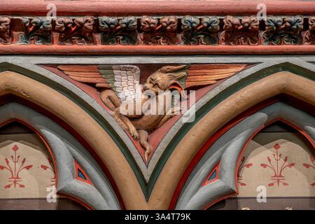 Paris, Frankreich - 03 18 2025: Notre Dame de Paris. Sehen Sie Details zur Nordwand des Chorgeheges in der Kathedrale Stockfoto