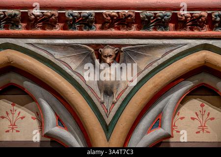 Paris, Frankreich - 03 18 2025: Notre Dame de Paris. Sehen Sie Details zur Nordwand des Chorgeheges in der Kathedrale Stockfoto